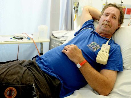 Bị rắn độc cắn vẫn thản nhiên ngồi uống bia chờ cứu hộ